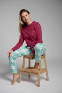 Pijama largo de algodón de Ysabel Mora con camiseta burdeos y pantalón de cuadros verde y rojo